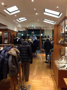 店内からのツリー