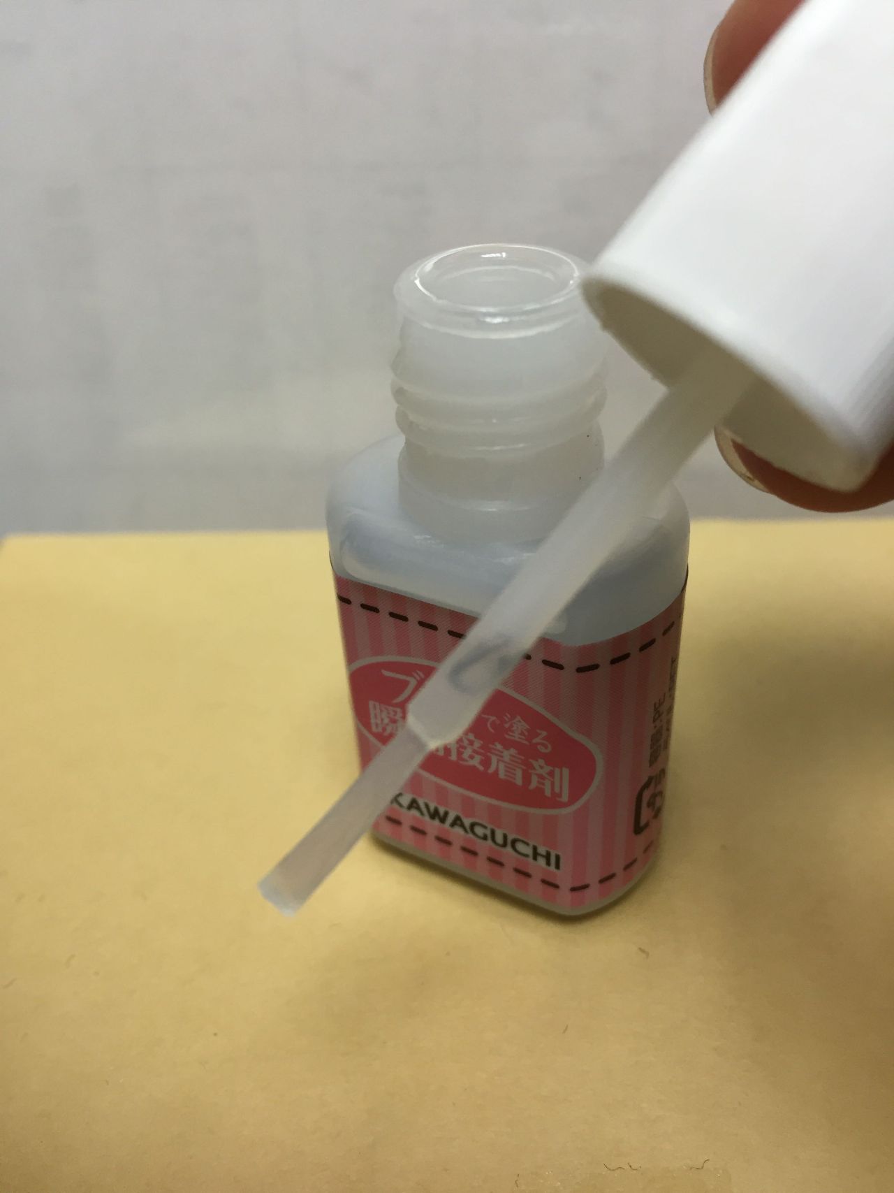 なぜペイントに白い接着剤を塗るのですか？